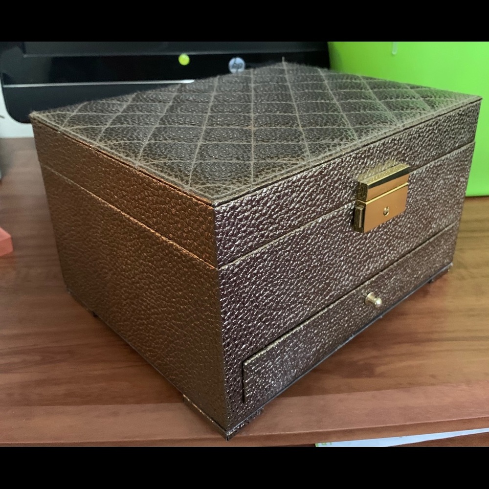 Accessories Chest